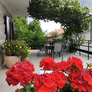 Laura - Cozy And Affordable Apartment Rabac